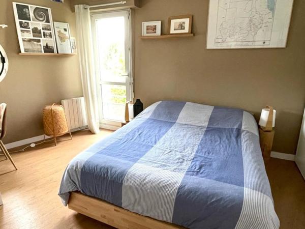 BIEN LUMINEUX  AVEC VUE DEGAGEE  A SEULEMENT 50 M DE L OCEAN  !