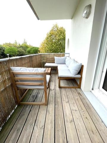 BIEN LUMINEUX  AVEC VUE DEGAGEE  A SEULEMENT 50 M DE L OCEAN  !