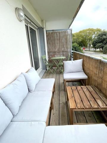 BIEN LUMINEUX  AVEC VUE DEGAGEE  A SEULEMENT 50 M DE L OCEAN  !