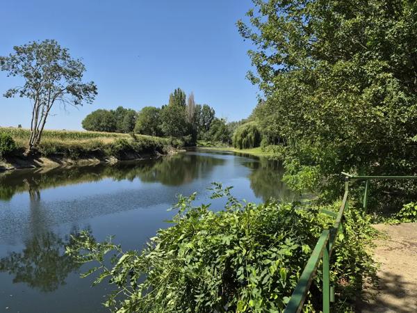 terrain loisirs, riviière avec eau/abri/pêche et pétanque