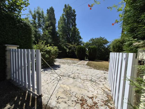 terrain loisirs, riviière avec eau/abri/pêche et pétanque