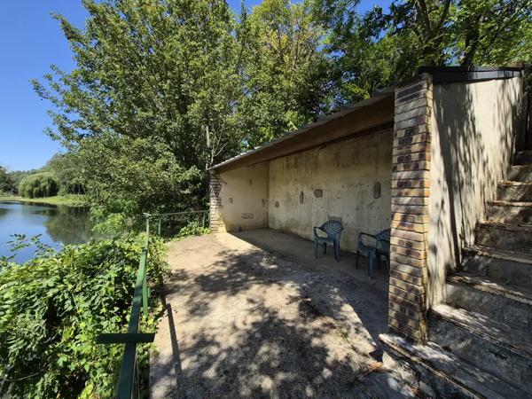 terrain loisirs, riviière avec eau/abri/pêche et pétanque