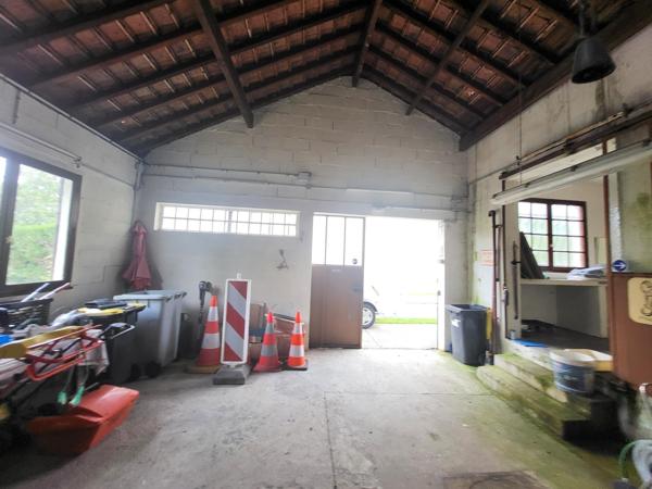 IDEAL INVESTISSEURS ! Ensemble immobilier composé d'une maison d'habitation et d'un bâtiment à aménager