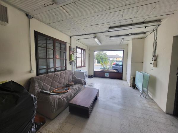 IDEAL INVESTISSEURS ! Ensemble immobilier composé d'une maison d'habitation et d'un bâtiment à aménager