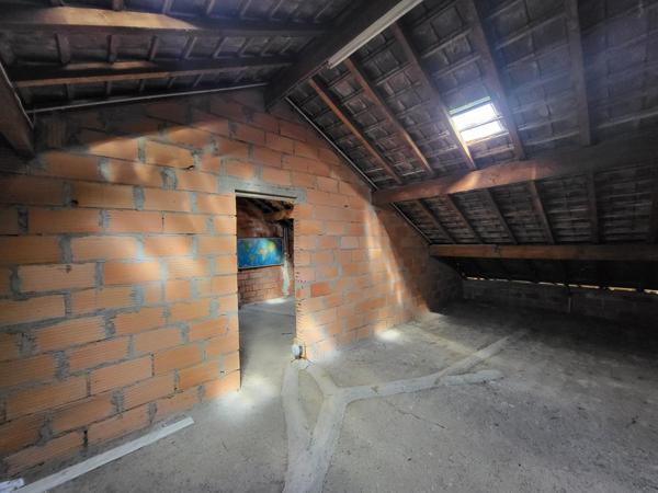 IDEAL INVESTISSEURS ! Ensemble immobilier composé d'une maison d'habitation et d'un bâtiment à aménager