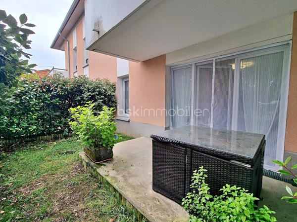 Situé sur la commune de Roques, à proximité immédiate des commerces (E. LECLERC, LEROY MERLIN, IKEA...) et commodités, venez découvrir cet appartement T2 en rez-de-jardin, au sein d’une résidence sécurisée, calme et parfaitement entretenue.
L’entrée s’ouvre sur un vestibule en étoile avec placard, distribuant les différents espaces du logement : la pièce de vie composée d’une cuisine équipée ouverte sur un séjour avec accès direct à une terrasse couverte et à un jardin intime, la chambre avec placard intégré, ainsi que la salle de bain avec WC.
Vous profiterez d’un extérieur agréable, idéal pour les moments de détente aux beaux jours. 
Une place de stationnement privative complète ce bien.
Véritable atout : la copropriété dispose d’un chemin piétonnier menant directement aux berges de la Garonne, parfaites pour les promenades.
Un appartement idéal pour un premier achat, un investissement locatif (rendement brut estimé 7 %) ou pour profiter d’un cadre de vie paisible aux portes de Toulouse.