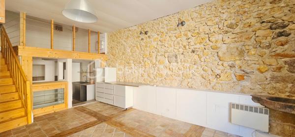 🏡 IMMEUBLE DE RAPPORT DE CARACTÈRE • ≈ 8 % DE RENTABILITÉ BRUTE ESTIMÉE • PUÉCHABON (34)

✨ Investissez dans un bien qui allie charme, rentabilité et emplacement d'exception.

Aux portes de Saint-Guilhem-le-Désert, à seulement 5 minutes d'Aniane et 30 minutes de Montpellier, découvrez cet immeuble de rapport entièrement rénové d'environ 180 m², situé au cœur du village authentique de Puéchabon.

Un secteur recherché où la demande locative est soutenue toute l'année et où l'activité touristique ne cesse de se développer.


---

🏠 L'immeuble comprend :

🔹 Local commercial d'environ 58 m² avec mezzanine

🔹 Appartement T2 d'environ 60 m²

🔹 Appartement T3 d'environ 63 m²

⚡ 3 compteurs électriques indépendants pour une gestion locative simplifiée.


---

✨ Des prestations qui font la différence

✔️ Rénovation de qualité

✔️ Climatisation réversible

✔️ Poêle à bois

✔️ Double vitrage

✔️ Pierres apparentes

✔️ Parquet et terres cuites

✔️ Aucun gros travaux à prévoir

Un bien qui conserve tout le cachet de l'ancien tout en offrant le confort recherché par les locataires et les voyageurs.


---

💡 Plusieurs stratégies d'exploitation

• Location longue durée

• Location meublée

• Location saisonnière

• Local commercial + revenus locatifs

• Résidence principale avec revenus complémentaires


---

📊 Les chiffres

💰 260 000 € Honoraires d'agence inclus

📈 Rentabilité brute estimée : ≈ 8 %


---

🌿 Un emplacement qui crée de la valeur

À quelques minutes de Saint-Guilhem-le-Désert, des Gorges de l'Hérault, du Pont du Diable et de nombreux sites naturels, ce bien bénéficie d'un environnement particulièrement recherché, aussi bien par les habitants que par les touristes.

Les immeubles réunissant emplacement, cachet, rénovation et potentiel locatif deviennent rares sur le marché.

📞 Vous souhaitez organiser une visite ? Contactez-nous dès aujourd'hui.