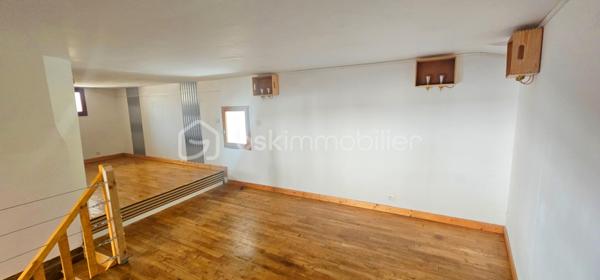 🏡 IMMEUBLE DE RAPPORT DE CARACTÈRE • ≈ 8 % DE RENTABILITÉ BRUTE ESTIMÉE • PUÉCHABON (34)

✨ Investissez dans un bien qui allie charme, rentabilité et emplacement d'exception.

Aux portes de Saint-Guilhem-le-Désert, à seulement 5 minutes d'Aniane et 30 minutes de Montpellier, découvrez cet immeuble de rapport entièrement rénové d'environ 180 m², situé au cœur du village authentique de Puéchabon.

Un secteur recherché où la demande locative est soutenue toute l'année et où l'activité touristique ne cesse de se développer.


---

🏠 L'immeuble comprend :

🔹 Local commercial d'environ 58 m² avec mezzanine

🔹 Appartement T2 d'environ 60 m²

🔹 Appartement T3 d'environ 63 m²

⚡ 3 compteurs électriques indépendants pour une gestion locative simplifiée.


---

✨ Des prestations qui font la différence

✔️ Rénovation de qualité

✔️ Climatisation réversible

✔️ Poêle à bois

✔️ Double vitrage

✔️ Pierres apparentes

✔️ Parquet et terres cuites

✔️ Aucun gros travaux à prévoir

Un bien qui conserve tout le cachet de l'ancien tout en offrant le confort recherché par les locataires et les voyageurs.


---

💡 Plusieurs stratégies d'exploitation

• Location longue durée

• Location meublée

• Location saisonnière

• Local commercial + revenus locatifs

• Résidence principale avec revenus complémentaires


---

📊 Les chiffres

💰 260 000 € Honoraires d'agence inclus

📈 Rentabilité brute estimée : ≈ 8 %


---

🌿 Un emplacement qui crée de la valeur

À quelques minutes de Saint-Guilhem-le-Désert, des Gorges de l'Hérault, du Pont du Diable et de nombreux sites naturels, ce bien bénéficie d'un environnement particulièrement recherché, aussi bien par les habitants que par les touristes.

Les immeubles réunissant emplacement, cachet, rénovation et potentiel locatif deviennent rares sur le marché.

📞 Vous souhaitez organiser une visite ? Contactez-nous dès aujourd'hui.