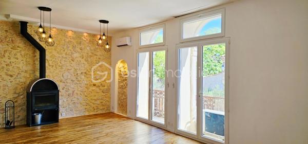 🏡 IMMEUBLE DE RAPPORT DE CARACTÈRE • ≈ 8 % DE RENTABILITÉ BRUTE ESTIMÉE • PUÉCHABON (34)

✨ Investissez dans un bien qui allie charme, rentabilité et emplacement d'exception.

Aux portes de Saint-Guilhem-le-Désert, à seulement 5 minutes d'Aniane et 30 minutes de Montpellier, découvrez cet immeuble de rapport entièrement rénové d'environ 180 m², situé au cœur du village authentique de Puéchabon.

Un secteur recherché où la demande locative est soutenue toute l'année et où l'activité touristique ne cesse de se développer.


---

🏠 L'immeuble comprend :

🔹 Local commercial d'environ 58 m² avec mezzanine

🔹 Appartement T2 d'environ 60 m²

🔹 Appartement T3 d'environ 63 m²

⚡ 3 compteurs électriques indépendants pour une gestion locative simplifiée.


---

✨ Des prestations qui font la différence

✔️ Rénovation de qualité

✔️ Climatisation réversible

✔️ Poêle à bois

✔️ Double vitrage

✔️ Pierres apparentes

✔️ Parquet et terres cuites

✔️ Aucun gros travaux à prévoir

Un bien qui conserve tout le cachet de l'ancien tout en offrant le confort recherché par les locataires et les voyageurs.


---

💡 Plusieurs stratégies d'exploitation

• Location longue durée

• Location meublée

• Location saisonnière

• Local commercial + revenus locatifs

• Résidence principale avec revenus complémentaires


---

📊 Les chiffres

💰 260 000 € Honoraires d'agence inclus

📈 Rentabilité brute estimée : ≈ 8 %


---

🌿 Un emplacement qui crée de la valeur

À quelques minutes de Saint-Guilhem-le-Désert, des Gorges de l'Hérault, du Pont du Diable et de nombreux sites naturels, ce bien bénéficie d'un environnement particulièrement recherché, aussi bien par les habitants que par les touristes.

Les immeubles réunissant emplacement, cachet, rénovation et potentiel locatif deviennent rares sur le marché.

📞 Vous souhaitez organiser une visite ? Contactez-nous dès aujourd'hui.