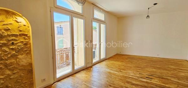 🏡 IMMEUBLE DE RAPPORT DE CARACTÈRE • ≈ 8 % DE RENTABILITÉ BRUTE ESTIMÉE • PUÉCHABON (34)

✨ Investissez dans un bien qui allie charme, rentabilité et emplacement d'exception.

Aux portes de Saint-Guilhem-le-Désert, à seulement 5 minutes d'Aniane et 30 minutes de Montpellier, découvrez cet immeuble de rapport entièrement rénové d'environ 180 m², situé au cœur du village authentique de Puéchabon.

Un secteur recherché où la demande locative est soutenue toute l'année et où l'activité touristique ne cesse de se développer.


---

🏠 L'immeuble comprend :

🔹 Local commercial d'environ 58 m² avec mezzanine

🔹 Appartement T2 d'environ 60 m²

🔹 Appartement T3 d'environ 63 m²

⚡ 3 compteurs électriques indépendants pour une gestion locative simplifiée.


---

✨ Des prestations qui font la différence

✔️ Rénovation de qualité

✔️ Climatisation réversible

✔️ Poêle à bois

✔️ Double vitrage

✔️ Pierres apparentes

✔️ Parquet et terres cuites

✔️ Aucun gros travaux à prévoir

Un bien qui conserve tout le cachet de l'ancien tout en offrant le confort recherché par les locataires et les voyageurs.


---

💡 Plusieurs stratégies d'exploitation

• Location longue durée

• Location meublée

• Location saisonnière

• Local commercial + revenus locatifs

• Résidence principale avec revenus complémentaires


---

📊 Les chiffres

💰 260 000 € Honoraires d'agence inclus

📈 Rentabilité brute estimée : ≈ 8 %


---

🌿 Un emplacement qui crée de la valeur

À quelques minutes de Saint-Guilhem-le-Désert, des Gorges de l'Hérault, du Pont du Diable et de nombreux sites naturels, ce bien bénéficie d'un environnement particulièrement recherché, aussi bien par les habitants que par les touristes.

Les immeubles réunissant emplacement, cachet, rénovation et potentiel locatif deviennent rares sur le marché.

📞 Vous souhaitez organiser une visite ? Contactez-nous dès aujourd'hui.