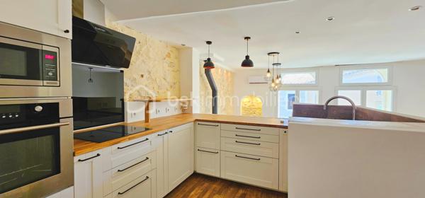 🏡 IMMEUBLE DE RAPPORT DE CARACTÈRE • ≈ 8 % DE RENTABILITÉ BRUTE ESTIMÉE • PUÉCHABON (34)

✨ Investissez dans un bien qui allie charme, rentabilité et emplacement d'exception.

Aux portes de Saint-Guilhem-le-Désert, à seulement 5 minutes d'Aniane et 30 minutes de Montpellier, découvrez cet immeuble de rapport entièrement rénové d'environ 180 m², situé au cœur du village authentique de Puéchabon.

Un secteur recherché où la demande locative est soutenue toute l'année et où l'activité touristique ne cesse de se développer.


---

🏠 L'immeuble comprend :

🔹 Local commercial d'environ 58 m² avec mezzanine

🔹 Appartement T2 d'environ 60 m²

🔹 Appartement T3 d'environ 63 m²

⚡ 3 compteurs électriques indépendants pour une gestion locative simplifiée.


---

✨ Des prestations qui font la différence

✔️ Rénovation de qualité

✔️ Climatisation réversible

✔️ Poêle à bois

✔️ Double vitrage

✔️ Pierres apparentes

✔️ Parquet et terres cuites

✔️ Aucun gros travaux à prévoir

Un bien qui conserve tout le cachet de l'ancien tout en offrant le confort recherché par les locataires et les voyageurs.


---

💡 Plusieurs stratégies d'exploitation

• Location longue durée

• Location meublée

• Location saisonnière

• Local commercial + revenus locatifs

• Résidence principale avec revenus complémentaires


---

📊 Les chiffres

💰 260 000 € Honoraires d'agence inclus

📈 Rentabilité brute estimée : ≈ 8 %


---

🌿 Un emplacement qui crée de la valeur

À quelques minutes de Saint-Guilhem-le-Désert, des Gorges de l'Hérault, du Pont du Diable et de nombreux sites naturels, ce bien bénéficie d'un environnement particulièrement recherché, aussi bien par les habitants que par les touristes.

Les immeubles réunissant emplacement, cachet, rénovation et potentiel locatif deviennent rares sur le marché.

📞 Vous souhaitez organiser une visite ? Contactez-nous dès aujourd'hui.