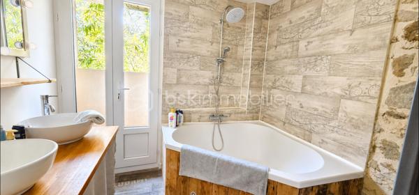 🏡 IMMEUBLE DE RAPPORT DE CARACTÈRE • ≈ 8 % DE RENTABILITÉ BRUTE ESTIMÉE • PUÉCHABON (34)

✨ Investissez dans un bien qui allie charme, rentabilité et emplacement d'exception.

Aux portes de Saint-Guilhem-le-Désert, à seulement 5 minutes d'Aniane et 30 minutes de Montpellier, découvrez cet immeuble de rapport entièrement rénové d'environ 180 m², situé au cœur du village authentique de Puéchabon.

Un secteur recherché où la demande locative est soutenue toute l'année et où l'activité touristique ne cesse de se développer.


---

🏠 L'immeuble comprend :

🔹 Local commercial d'environ 58 m² avec mezzanine

🔹 Appartement T2 d'environ 60 m²

🔹 Appartement T3 d'environ 63 m²

⚡ 3 compteurs électriques indépendants pour une gestion locative simplifiée.


---

✨ Des prestations qui font la différence

✔️ Rénovation de qualité

✔️ Climatisation réversible

✔️ Poêle à bois

✔️ Double vitrage

✔️ Pierres apparentes

✔️ Parquet et terres cuites

✔️ Aucun gros travaux à prévoir

Un bien qui conserve tout le cachet de l'ancien tout en offrant le confort recherché par les locataires et les voyageurs.


---

💡 Plusieurs stratégies d'exploitation

• Location longue durée

• Location meublée

• Location saisonnière

• Local commercial + revenus locatifs

• Résidence principale avec revenus complémentaires


---

📊 Les chiffres

💰 260 000 € Honoraires d'agence inclus

📈 Rentabilité brute estimée : ≈ 8 %


---

🌿 Un emplacement qui crée de la valeur

À quelques minutes de Saint-Guilhem-le-Désert, des Gorges de l'Hérault, du Pont du Diable et de nombreux sites naturels, ce bien bénéficie d'un environnement particulièrement recherché, aussi bien par les habitants que par les touristes.

Les immeubles réunissant emplacement, cachet, rénovation et potentiel locatif deviennent rares sur le marché.

📞 Vous souhaitez organiser une visite ? Contactez-nous dès aujourd'hui.