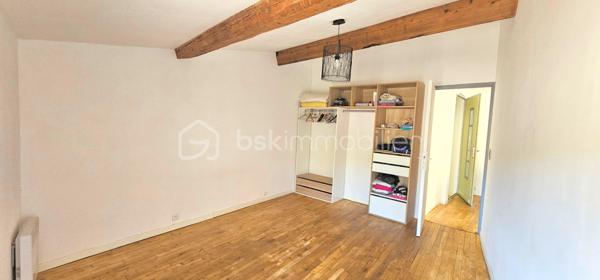 🏡 IMMEUBLE DE RAPPORT DE CARACTÈRE • ≈ 8 % DE RENTABILITÉ BRUTE ESTIMÉE • PUÉCHABON (34)

✨ Investissez dans un bien qui allie charme, rentabilité et emplacement d'exception.

Aux portes de Saint-Guilhem-le-Désert, à seulement 5 minutes d'Aniane et 30 minutes de Montpellier, découvrez cet immeuble de rapport entièrement rénové d'environ 180 m², situé au cœur du village authentique de Puéchabon.

Un secteur recherché où la demande locative est soutenue toute l'année et où l'activité touristique ne cesse de se développer.


---

🏠 L'immeuble comprend :

🔹 Local commercial d'environ 58 m² avec mezzanine

🔹 Appartement T2 d'environ 60 m²

🔹 Appartement T3 d'environ 63 m²

⚡ 3 compteurs électriques indépendants pour une gestion locative simplifiée.


---

✨ Des prestations qui font la différence

✔️ Rénovation de qualité

✔️ Climatisation réversible

✔️ Poêle à bois

✔️ Double vitrage

✔️ Pierres apparentes

✔️ Parquet et terres cuites

✔️ Aucun gros travaux à prévoir

Un bien qui conserve tout le cachet de l'ancien tout en offrant le confort recherché par les locataires et les voyageurs.


---

💡 Plusieurs stratégies d'exploitation

• Location longue durée

• Location meublée

• Location saisonnière

• Local commercial + revenus locatifs

• Résidence principale avec revenus complémentaires


---

📊 Les chiffres

💰 260 000 € Honoraires d'agence inclus

📈 Rentabilité brute estimée : ≈ 8 %


---

🌿 Un emplacement qui crée de la valeur

À quelques minutes de Saint-Guilhem-le-Désert, des Gorges de l'Hérault, du Pont du Diable et de nombreux sites naturels, ce bien bénéficie d'un environnement particulièrement recherché, aussi bien par les habitants que par les touristes.

Les immeubles réunissant emplacement, cachet, rénovation et potentiel locatif deviennent rares sur le marché.

📞 Vous souhaitez organiser une visite ? Contactez-nous dès aujourd'hui.