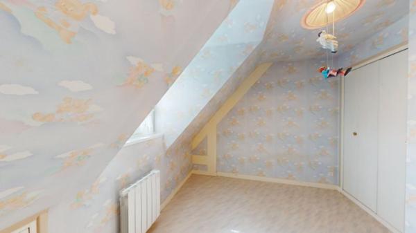 Maison 4 chambres, avec sous-sol complet, jardin de 4 523 m², au calme et accès sentiers côtiers.