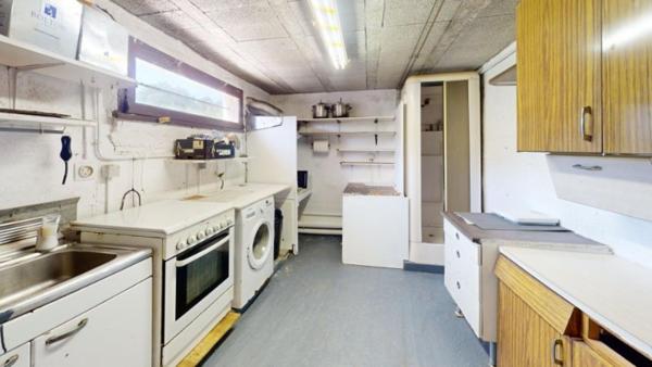 Maison 4 chambres, avec sous-sol complet, jardin de 4 523 m², au calme et accès sentiers côtiers.