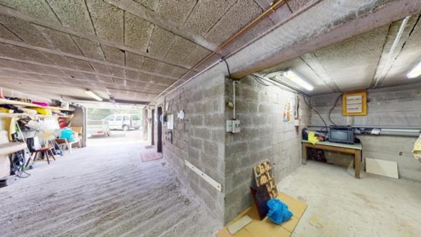 Maison 4 chambres, avec sous-sol complet, jardin de 4 523 m², au calme et accès sentiers côtiers.