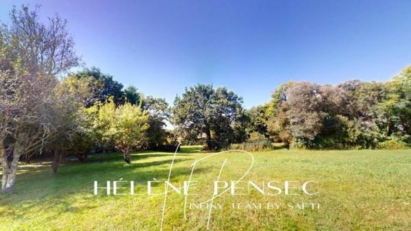 Maison 4 chambres, avec sous-sol complet, jardin de 4 523 m², au calme et accès sentiers côtiers.