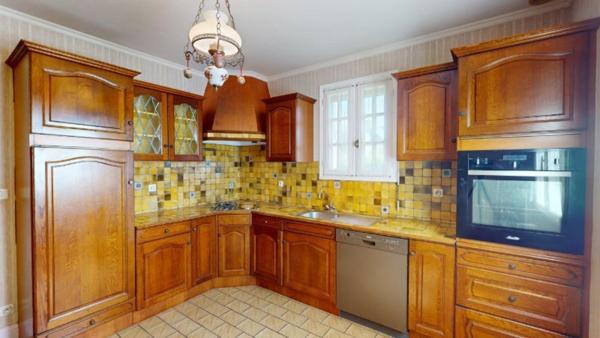 Maison 4 chambres, avec sous-sol complet, jardin de 4 523 m², au calme et accès sentiers côtiers.