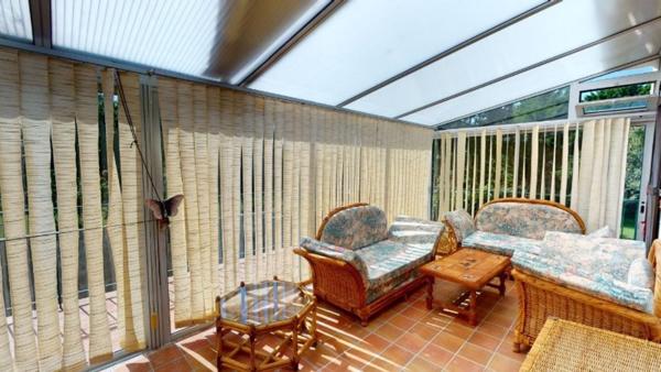 Maison 4 chambres, avec sous-sol complet, jardin de 4 523 m², au calme et accès sentiers côtiers.