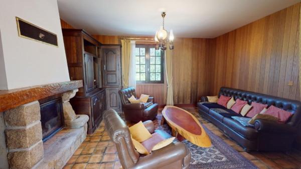 Maison 4 chambres, avec sous-sol complet, jardin de 4 523 m², au calme et accès sentiers côtiers.