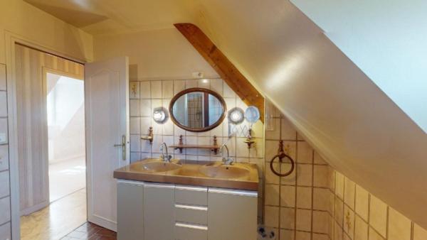 Maison 4 chambres, avec sous-sol complet, jardin de 4 523 m², au calme et accès sentiers côtiers.