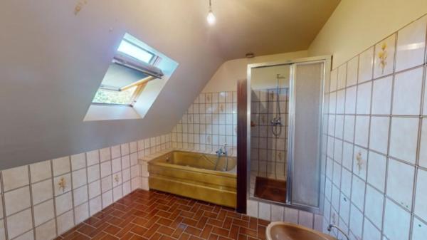 Maison 4 chambres, avec sous-sol complet, jardin de 4 523 m², au calme et accès sentiers côtiers.