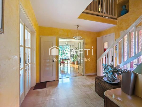 Jolie maison dans un magnifique parc paysager