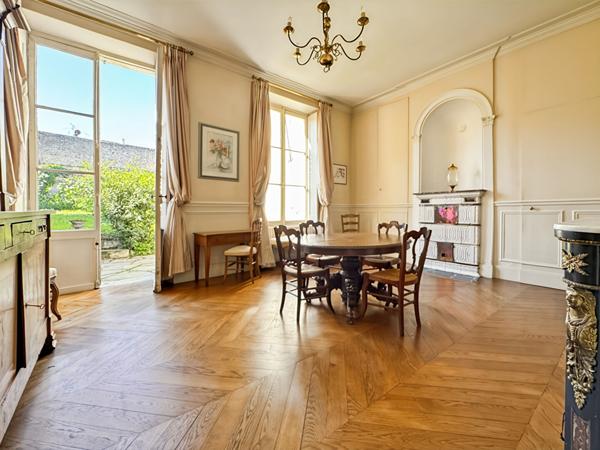 MAISON DE PRESTIGE DANS LE CENTRE-VILLE, DEPENDANCES ET STATIONNEMENTS