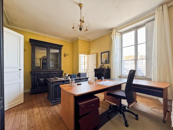 MAISON DE PRESTIGE DANS LE CENTRE-VILLE, DEPENDANCES ET STATIONNEMENTS