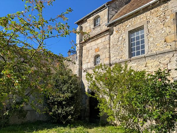 MAISON DE PRESTIGE DANS LE CENTRE-VILLE, DEPENDANCES ET STATIONNEMENTS
