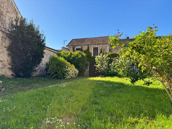 MAISON DE PRESTIGE DANS LE CENTRE-VILLE, DEPENDANCES ET STATIONNEMENTS