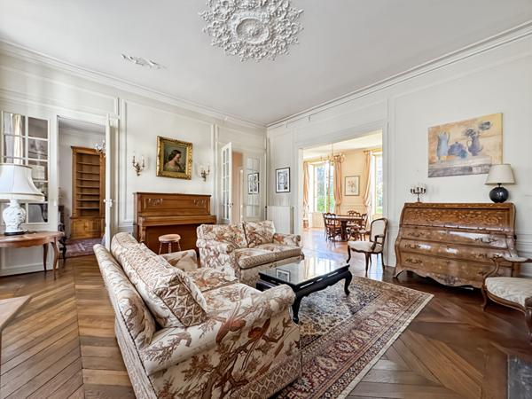 MAISON DE PRESTIGE DANS LE CENTRE-VILLE, DEPENDANCES ET STATIONNEMENTS