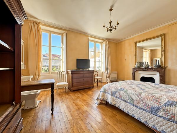 MAISON DE PRESTIGE DANS LE CENTRE-VILLE, DEPENDANCES ET STATIONNEMENTS