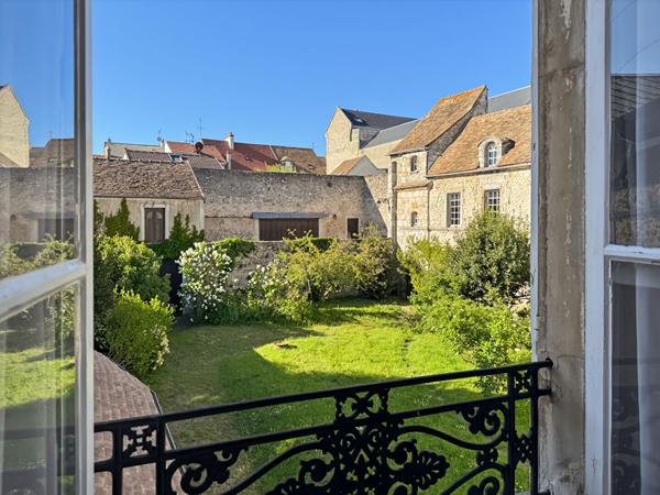 MAISON DE PRESTIGE DANS LE CENTRE-VILLE, DEPENDANCES ET STATIONNEMENTS