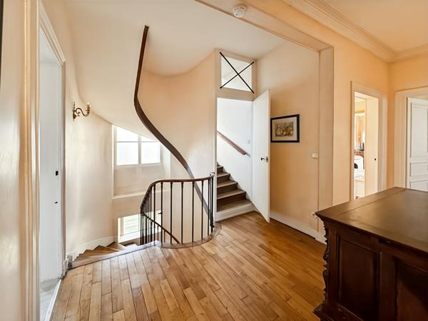 MAISON DE PRESTIGE DANS LE CENTRE-VILLE, DEPENDANCES ET STATIONNEMENTS