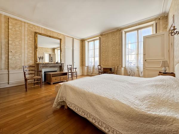 MAISON DE PRESTIGE DANS LE CENTRE-VILLE, DEPENDANCES ET STATIONNEMENTS