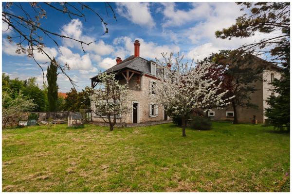Maison bourgeoise 4 chambres avec combles aménageables et local commercial au coeur de SOUILLAC (46)