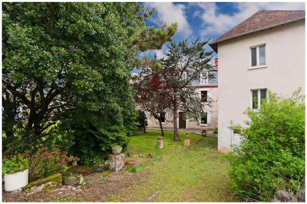 Maison bourgeoise 4 chambres avec combles aménageables et local commercial au coeur de SOUILLAC (46)