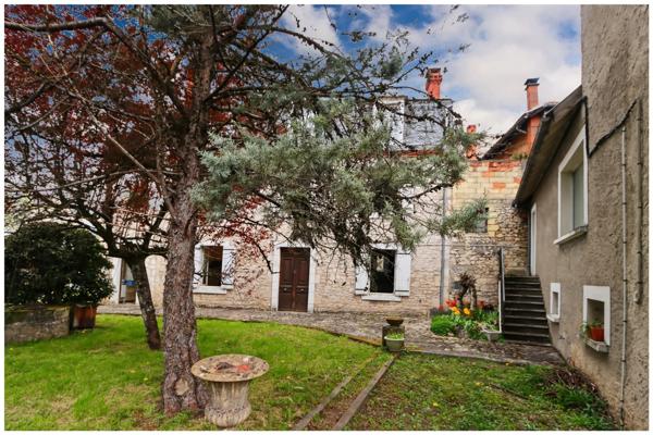 Maison bourgeoise 4 chambres avec combles aménageables et local commercial au coeur de SOUILLAC (46)