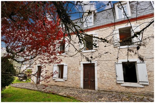 Maison bourgeoise 4 chambres avec combles aménageables et local commercial au coeur de SOUILLAC (46)