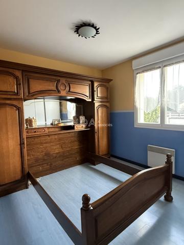 Maison traditionnelle sur joli terrain