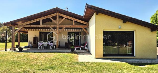 A Saint-Geours-de-Maremne, à proximité immédiate de Saint Vincent de Tyrosse, cette villa de 1994 dessinée par son propriétaire, révèle
une bâtisse de belle facture pensée pour une vie familiale, confortable et évolutive .
Implanté sur un superbe terrain plat et arboré de 2600 m2, elle offre 174 m2 habitables, baignés de lumière.
L'espace jour se compose d’une entrée, où un couloir distribue harmonieusement les pièces de vie. La cuisine indépendante et entièrement
équipée, lumineuse grâce à ses ouvertures vitrées, bénéficie d'un accès direct à la terrasse et communique avec le cellier/buanderie offrant
une organisation fonctionnelle au quotidien.
Le vaste salon/salle à manger, chaleureux avec son poêle à bois constitue le cœur convivial de la maison et s'ouvre également sur la terrasse
couverte de 50m2 avec charpente apparente, prolongeant ainsi l’intérieur vers l’extérieur.
L'espace nuit, pensé pour le confort et l’intimité de chacun offre, 5 chambres dont 3 suites parentales, et une avec cabinet de toilette.
Une salle de bain et 4 sanitaires assurent une organisation fluide et familiale.
Une dépendance de 20 m² pouvant accueillir une profession libérale complète cette villa . Cette maison vous propose également un portail
électrique, un visiophone, un Store banne électrique.
Une maison au charme discret et parfaitement entretenue avec soins, vous invite à y déposer vos valises et de profiter du cadre idyllique.
Une visite s’impose!