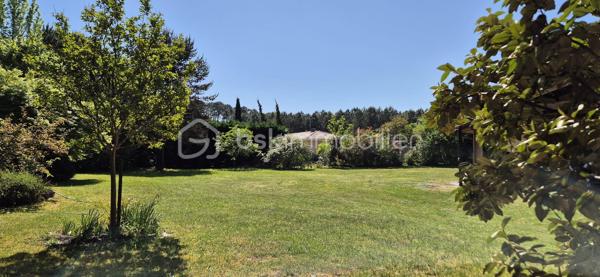A Saint-Geours-de-Maremne, à proximité immédiate de Saint Vincent de Tyrosse, cette villa de 1994 dessinée par son propriétaire, révèle
une bâtisse de belle facture pensée pour une vie familiale, confortable et évolutive .
Implanté sur un superbe terrain plat et arboré de 2600 m2, elle offre 174 m2 habitables, baignés de lumière.
L'espace jour se compose d’une entrée, où un couloir distribue harmonieusement les pièces de vie. La cuisine indépendante et entièrement
équipée, lumineuse grâce à ses ouvertures vitrées, bénéficie d'un accès direct à la terrasse et communique avec le cellier/buanderie offrant
une organisation fonctionnelle au quotidien.
Le vaste salon/salle à manger, chaleureux avec son poêle à bois constitue le cœur convivial de la maison et s'ouvre également sur la terrasse
couverte de 50m2 avec charpente apparente, prolongeant ainsi l’intérieur vers l’extérieur.
L'espace nuit, pensé pour le confort et l’intimité de chacun offre, 5 chambres dont 3 suites parentales, et une avec cabinet de toilette.
Une salle de bain et 4 sanitaires assurent une organisation fluide et familiale.
Une dépendance de 20 m² pouvant accueillir une profession libérale complète cette villa . Cette maison vous propose également un portail
électrique, un visiophone, un Store banne électrique.
Une maison au charme discret et parfaitement entretenue avec soins, vous invite à y déposer vos valises et de profiter du cadre idyllique.
Une visite s’impose!