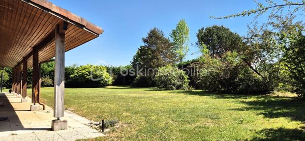 A Saint-Geours-de-Maremne, à proximité immédiate de Saint Vincent de Tyrosse, cette villa de 1994 dessinée par son propriétaire, révèle
une bâtisse de belle facture pensée pour une vie familiale, confortable et évolutive .
Implanté sur un superbe terrain plat et arboré de 2600 m2, elle offre 174 m2 habitables, baignés de lumière.
L'espace jour se compose d’une entrée, où un couloir distribue harmonieusement les pièces de vie. La cuisine indépendante et entièrement
équipée, lumineuse grâce à ses ouvertures vitrées, bénéficie d'un accès direct à la terrasse et communique avec le cellier/buanderie offrant
une organisation fonctionnelle au quotidien.
Le vaste salon/salle à manger, chaleureux avec son poêle à bois constitue le cœur convivial de la maison et s'ouvre également sur la terrasse
couverte de 50m2 avec charpente apparente, prolongeant ainsi l’intérieur vers l’extérieur.
L'espace nuit, pensé pour le confort et l’intimité de chacun offre, 5 chambres dont 3 suites parentales, et une avec cabinet de toilette.
Une salle de bain et 4 sanitaires assurent une organisation fluide et familiale.
Une dépendance de 20 m² pouvant accueillir une profession libérale complète cette villa . Cette maison vous propose également un portail
électrique, un visiophone, un Store banne électrique.
Une maison au charme discret et parfaitement entretenue avec soins, vous invite à y déposer vos valises et de profiter du cadre idyllique.
Une visite s’impose!