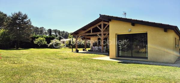 A Saint-Geours-de-Maremne, à proximité immédiate de Saint Vincent de Tyrosse, cette villa de 1994 dessinée par son propriétaire, révèle
une bâtisse de belle facture pensée pour une vie familiale, confortable et évolutive .
Implanté sur un superbe terrain plat et arboré de 2600 m2, elle offre 174 m2 habitables, baignés de lumière.
L'espace jour se compose d’une entrée, où un couloir distribue harmonieusement les pièces de vie. La cuisine indépendante et entièrement
équipée, lumineuse grâce à ses ouvertures vitrées, bénéficie d'un accès direct à la terrasse et communique avec le cellier/buanderie offrant
une organisation fonctionnelle au quotidien.
Le vaste salon/salle à manger, chaleureux avec son poêle à bois constitue le cœur convivial de la maison et s'ouvre également sur la terrasse
couverte de 50m2 avec charpente apparente, prolongeant ainsi l’intérieur vers l’extérieur.
L'espace nuit, pensé pour le confort et l’intimité de chacun offre, 5 chambres dont 3 suites parentales, et une avec cabinet de toilette.
Une salle de bain et 4 sanitaires assurent une organisation fluide et familiale.
Une dépendance de 20 m² pouvant accueillir une profession libérale complète cette villa . Cette maison vous propose également un portail
électrique, un visiophone, un Store banne électrique.
Une maison au charme discret et parfaitement entretenue avec soins, vous invite à y déposer vos valises et de profiter du cadre idyllique.
Une visite s’impose!
