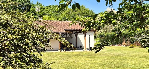 A Saint-Geours-de-Maremne, à proximité immédiate de Saint Vincent de Tyrosse, cette villa de 1994 dessinée par son propriétaire, révèle
une bâtisse de belle facture pensée pour une vie familiale, confortable et évolutive .
Implanté sur un superbe terrain plat et arboré de 2600 m2, elle offre 174 m2 habitables, baignés de lumière.
L'espace jour se compose d’une entrée, où un couloir distribue harmonieusement les pièces de vie. La cuisine indépendante et entièrement
équipée, lumineuse grâce à ses ouvertures vitrées, bénéficie d'un accès direct à la terrasse et communique avec le cellier/buanderie offrant
une organisation fonctionnelle au quotidien.
Le vaste salon/salle à manger, chaleureux avec son poêle à bois constitue le cœur convivial de la maison et s'ouvre également sur la terrasse
couverte de 50m2 avec charpente apparente, prolongeant ainsi l’intérieur vers l’extérieur.
L'espace nuit, pensé pour le confort et l’intimité de chacun offre, 5 chambres dont 3 suites parentales, et une avec cabinet de toilette.
Une salle de bain et 4 sanitaires assurent une organisation fluide et familiale.
Une dépendance de 20 m² pouvant accueillir une profession libérale complète cette villa . Cette maison vous propose également un portail
électrique, un visiophone, un Store banne électrique.
Une maison au charme discret et parfaitement entretenue avec soins, vous invite à y déposer vos valises et de profiter du cadre idyllique.
Une visite s’impose!