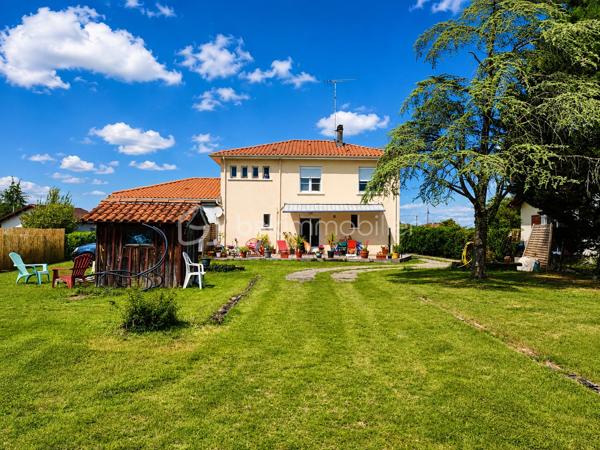 [CENTRE-VILLE / MAISON 5 CH / DOUBLE GARAGE / DEPENDANCE T2 / PARC ARBORÉ / CONSTRUCTIBILITÉ RÉSIDUELLE / PISCINABLE / BONNE PERFORMANCE ÉNERGÉTIQUE]

Venez explorer tout le potentiel de ce bien familial situé entre le centre-ville de Biganos et le Lac Vert, en dehors des nuisances olfactives et sonores, à 1 km de la gare et à 500 m des commerces, dans un environnement central et résidentiel. 

La propriété se compose d'une maison principale de 133 m² répartis sur 2 niveaux, d'un garage de 47 m², d'une dépendance aménagée en habitation (à rénover) de 32m², le tout sur une parcelle de près de 1500 m² disposant de constructibilité résiduelle (parcelle non divisible). 

Agencée sur deux niveaux, la maison principale se compose : 
-> Au rez-de-chaussée : 
     - une entrée donnant sur un salon
     - une cuisine indépendante de 12 m²
     - une grande buanderie de 17 m² (pouvant être réduite pour agrandir la pièce de vie) 
+ un double garage de 47m², attenant*

-> À l'étage : 
     - 5 chambres entre 9m² et 13 m² 
     - salle d'eau

-> À l'extérieur : 
     - Dépendance de 32 m² distribuée en T2 (à rénover) pour accueillir la famille ou pour générer un revenu locatif confortable, 
     - Terrain piscinable sans vis a vis et disposant de constructibilité résiduelle
     - Plusieurs stationnements sur la parcelle

La maison dispose d'une très bonne performance énergétique grâce à une isolation par l'extérieur des murs, à une isolation conséquente des combles, et un système de chauffage par pompe à chaleur géothermique. 

Quelques travaux permettront d'exploiter le fort potentiel de ce bien à visiter sans tarder ! 
---
