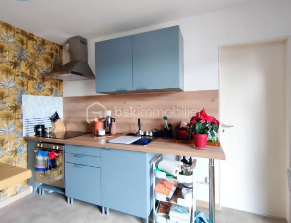 [CENTRE-VILLE / MAISON 5 CH / DOUBLE GARAGE / DEPENDANCE T2 / PARC ARBORÉ / CONSTRUCTIBILITÉ RÉSIDUELLE / PISCINABLE / BONNE PERFORMANCE ÉNERGÉTIQUE]

Venez explorer tout le potentiel de ce bien familial situé entre le centre-ville de Biganos et le Lac Vert, en dehors des nuisances olfactives et sonores, à 1 km de la gare et à 500 m des commerces, dans un environnement central et résidentiel. 

La propriété se compose d'une maison principale de 133 m² répartis sur 2 niveaux, d'un garage de 47 m², d'une dépendance aménagée en habitation (à rénover) de 32m², le tout sur une parcelle de près de 1500 m² disposant de constructibilité résiduelle (parcelle non divisible). 

Agencée sur deux niveaux, la maison principale se compose : 
-> Au rez-de-chaussée : 
     - une entrée donnant sur un salon
     - une cuisine indépendante de 12 m²
     - une grande buanderie de 17 m² (pouvant être réduite pour agrandir la pièce de vie) 
+ un double garage de 47m², attenant*

-> À l'étage : 
     - 5 chambres entre 9m² et 13 m² 
     - salle d'eau

-> À l'extérieur : 
     - Dépendance de 32 m² distribuée en T2 (à rénover) pour accueillir la famille ou pour générer un revenu locatif confortable, 
     - Terrain piscinable sans vis a vis et disposant de constructibilité résiduelle
     - Plusieurs stationnements sur la parcelle

La maison dispose d'une très bonne performance énergétique grâce à une isolation par l'extérieur des murs, à une isolation conséquente des combles, et un système de chauffage par pompe à chaleur géothermique. 

Quelques travaux permettront d'exploiter le fort potentiel de ce bien à visiter sans tarder ! 
---