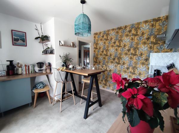 [CENTRE-VILLE / MAISON 5 CH / DOUBLE GARAGE / DEPENDANCE T2 / PARC ARBORÉ / CONSTRUCTIBILITÉ RÉSIDUELLE / PISCINABLE / BONNE PERFORMANCE ÉNERGÉTIQUE]

Venez explorer tout le potentiel de ce bien familial situé entre le centre-ville de Biganos et le Lac Vert, en dehors des nuisances olfactives et sonores, à 1 km de la gare et à 500 m des commerces, dans un environnement central et résidentiel. 

La propriété se compose d'une maison principale de 133 m² répartis sur 2 niveaux, d'un garage de 47 m², d'une dépendance aménagée en habitation (à rénover) de 32m², le tout sur une parcelle de près de 1500 m² disposant de constructibilité résiduelle (parcelle non divisible). 

Agencée sur deux niveaux, la maison principale se compose : 
-> Au rez-de-chaussée : 
     - une entrée donnant sur un salon
     - une cuisine indépendante de 12 m²
     - une grande buanderie de 17 m² (pouvant être réduite pour agrandir la pièce de vie) 
+ un double garage de 47m², attenant*

-> À l'étage : 
     - 5 chambres entre 9m² et 13 m² 
     - salle d'eau

-> À l'extérieur : 
     - Dépendance de 32 m² distribuée en T2 (à rénover) pour accueillir la famille ou pour générer un revenu locatif confortable, 
     - Terrain piscinable sans vis a vis et disposant de constructibilité résiduelle
     - Plusieurs stationnements sur la parcelle

La maison dispose d'une très bonne performance énergétique grâce à une isolation par l'extérieur des murs, à une isolation conséquente des combles, et un système de chauffage par pompe à chaleur géothermique. 

Quelques travaux permettront d'exploiter le fort potentiel de ce bien à visiter sans tarder ! 
---