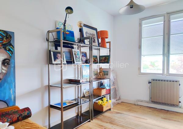 [CENTRE-VILLE / MAISON 5 CH / DOUBLE GARAGE / DEPENDANCE T2 / PARC ARBORÉ / CONSTRUCTIBILITÉ RÉSIDUELLE / PISCINABLE / BONNE PERFORMANCE ÉNERGÉTIQUE]

Venez explorer tout le potentiel de ce bien familial situé entre le centre-ville de Biganos et le Lac Vert, en dehors des nuisances olfactives et sonores, à 1 km de la gare et à 500 m des commerces, dans un environnement central et résidentiel. 

La propriété se compose d'une maison principale de 133 m² répartis sur 2 niveaux, d'un garage de 47 m², d'une dépendance aménagée en habitation (à rénover) de 32m², le tout sur une parcelle de près de 1500 m² disposant de constructibilité résiduelle (parcelle non divisible). 

Agencée sur deux niveaux, la maison principale se compose : 
-> Au rez-de-chaussée : 
     - une entrée donnant sur un salon
     - une cuisine indépendante de 12 m²
     - une grande buanderie de 17 m² (pouvant être réduite pour agrandir la pièce de vie) 
+ un double garage de 47m², attenant*

-> À l'étage : 
     - 5 chambres entre 9m² et 13 m² 
     - salle d'eau

-> À l'extérieur : 
     - Dépendance de 32 m² distribuée en T2 (à rénover) pour accueillir la famille ou pour générer un revenu locatif confortable, 
     - Terrain piscinable sans vis a vis et disposant de constructibilité résiduelle
     - Plusieurs stationnements sur la parcelle

La maison dispose d'une très bonne performance énergétique grâce à une isolation par l'extérieur des murs, à une isolation conséquente des combles, et un système de chauffage par pompe à chaleur géothermique. 

Quelques travaux permettront d'exploiter le fort potentiel de ce bien à visiter sans tarder ! 
---